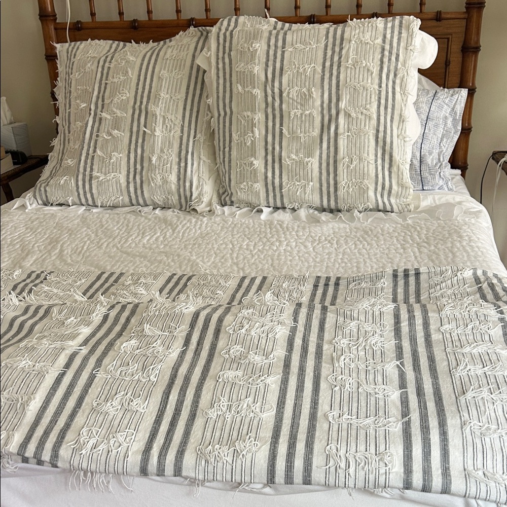Looking for college bedding? Twin Striped Gray and White Bedding Set